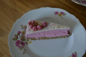 Glasstårta med vanilj och jordgubbar